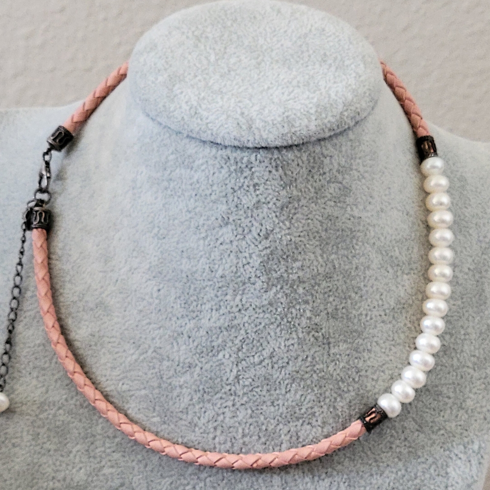Elegant Pink and White Pearl Necklace - Picture 4 of 5